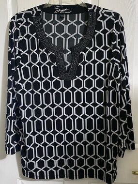 NEW-SOFT BY AVENUE BLACK AND WHITE GEOMETRIC KNIT TUNIC WITH BEADED NECKLINE